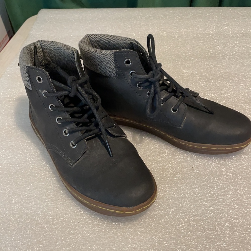 Dr Martens Maelly black leather with padded collar Maelly sneaker boots lace-up